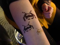 animation-evenementiel-public-stand-tatouage-temporaire-ephemere-paillettes-alsace-lorainne-bourgogne-paris-stand-atelier-maquillage-halloween-ce-tattoo